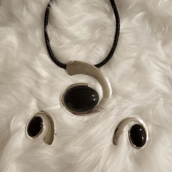 MATCHING SET GEOMETRIC DESIGN NECKLACE & EARRINGS
